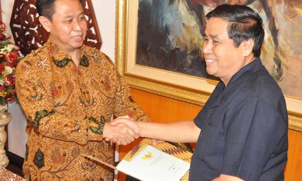 Gubernur HBA menyerahkan sertifikat Asrama Haji ke Dirjen Haji dan Umroh Kemenag RI.